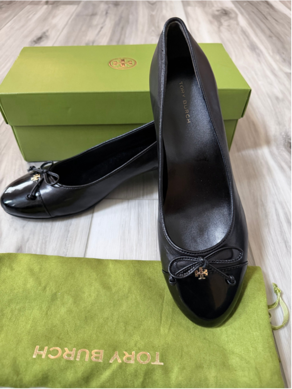 Tory Burch Cap Toe Pumps Black Leather Patent Bow Block Heel Women Size 8 NIB - Picture 2 of 11
